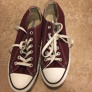Lowtop maroon converse